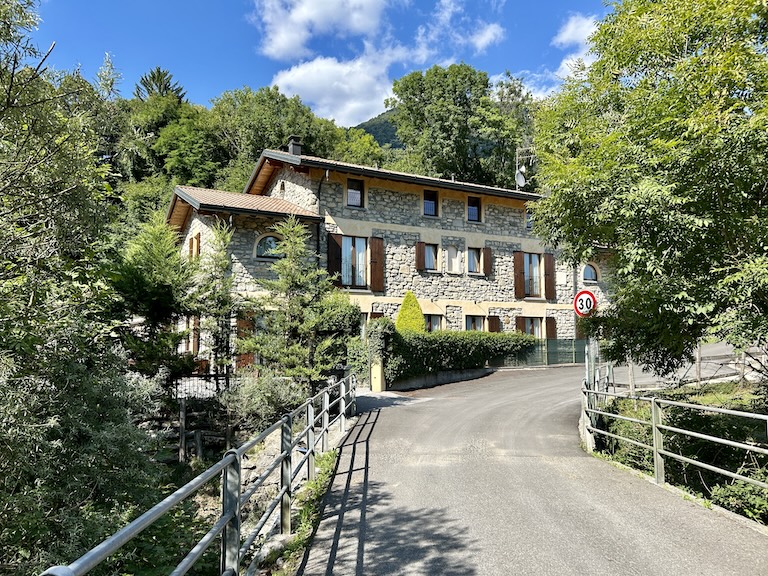 La casa in pietra vista dalla stradina sopra il torrente