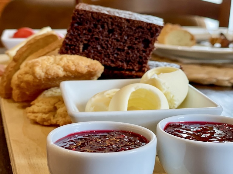 Tagliere della colazione con dolci e confetture fatti in casa