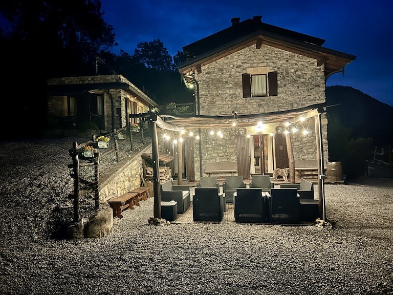 La casa al tramonto con le luci della pergola accese